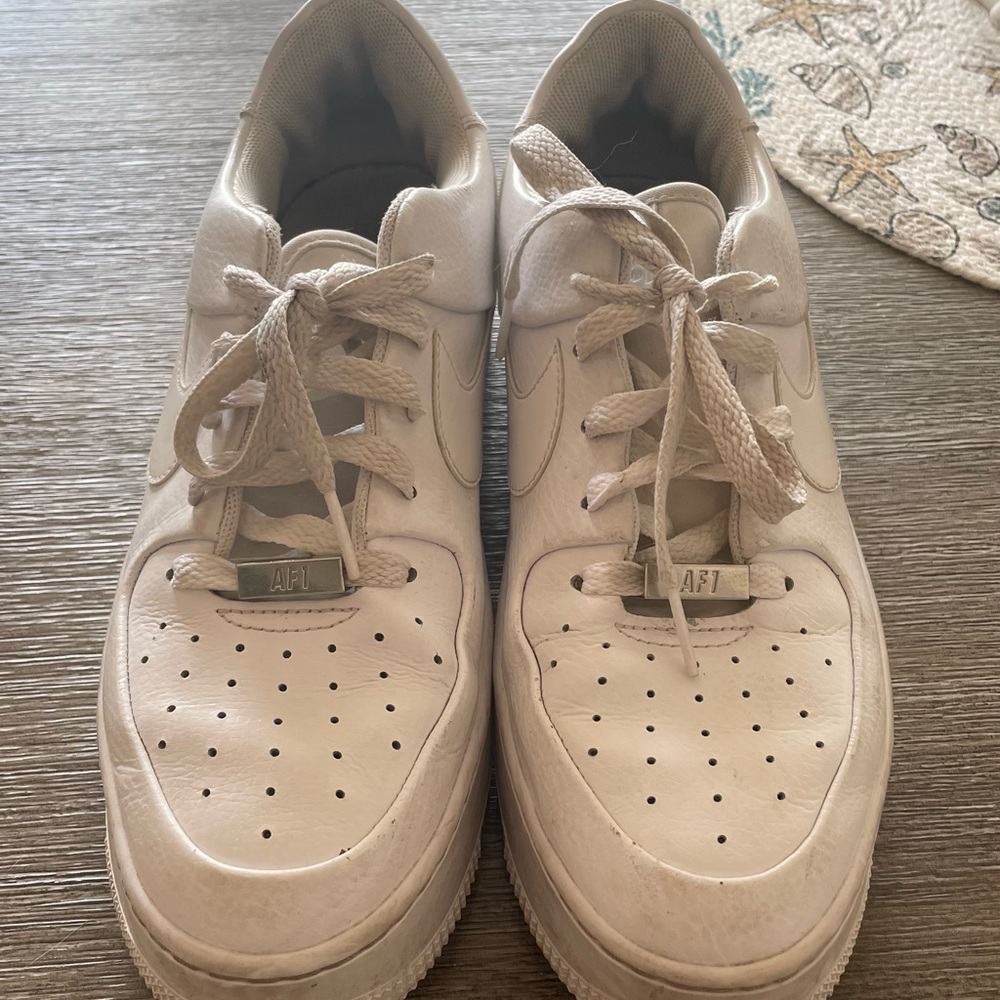 WOMEN'S NIKE AIR FORCE 1 SAGE XX LOW CASUAL SHOES